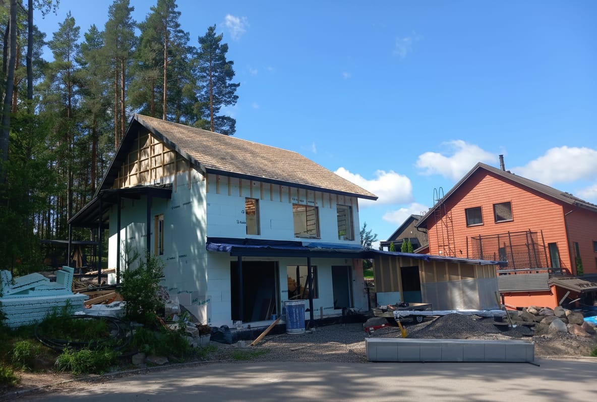 ICF-kivitalo harjakorkeudessa